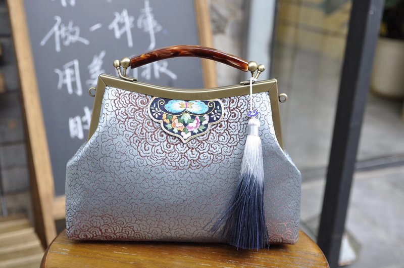 Silk hand-embroidered embroidered piece portable diagonal bag - กระเป๋าแมสเซนเจอร์ - วัสดุอื่นๆ 