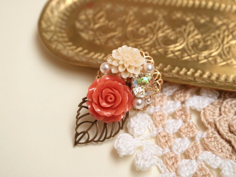 安らぎの窓辺　ブローチ バラ オレンジ オーストリアクリスタルガラス 花 薔薇 葉 小振り 小ぶり 小さめ パール ビジュー 帽子 - 胸針 - 玻璃 橘色