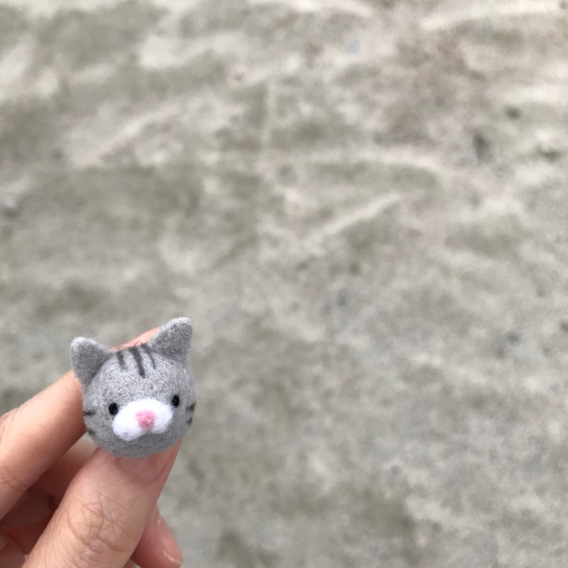 Needle Felted Cat Pin - Brooches - Wool Gray