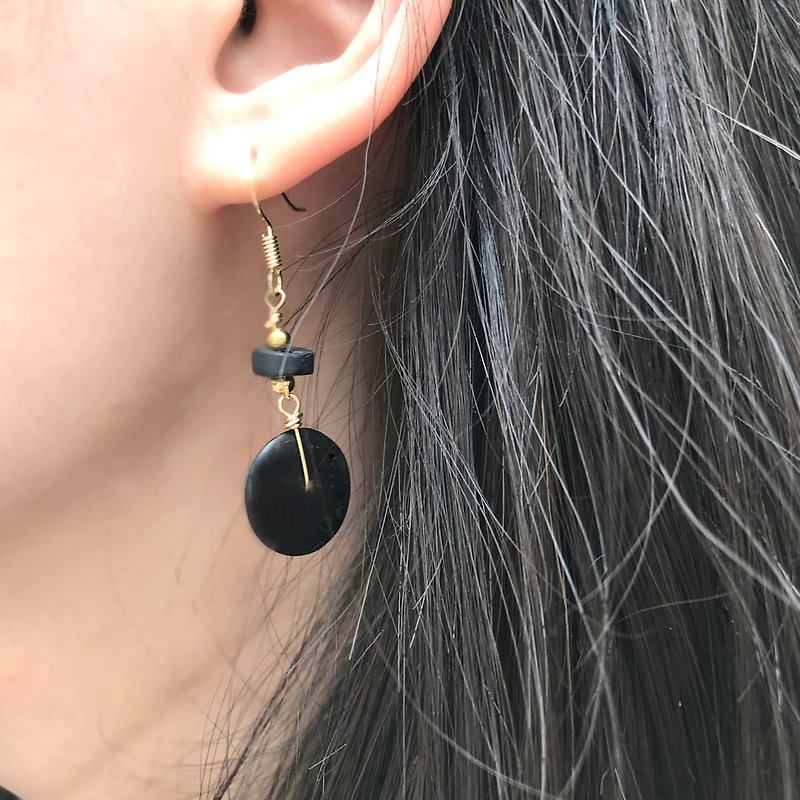 Why Not? Yes! Coconut shell earrings BLACK - ต่างหู - วัสดุอื่นๆ สีดำ