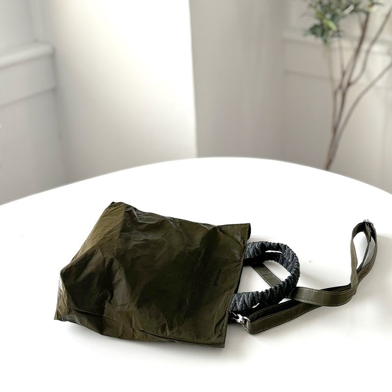 【微瑕特惠】 Miyansol 輕量皺皺迷你托特包(附背帶) - 側背包/斜背包 - 紙 銀色