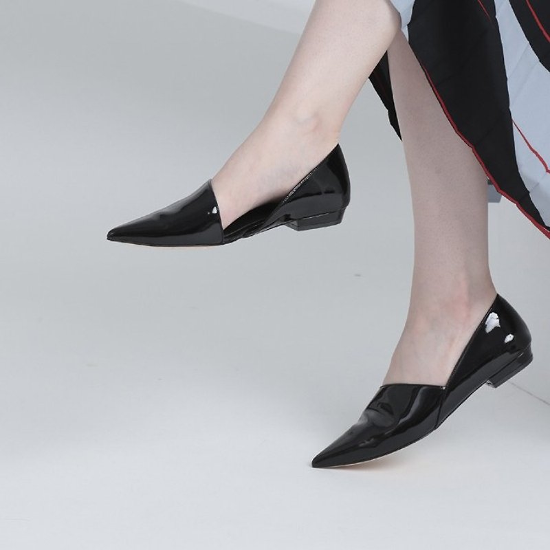 Beveled structure pointed flat shoes black - รองเท้าหนังผู้หญิง - หนังแท้ สีดำ