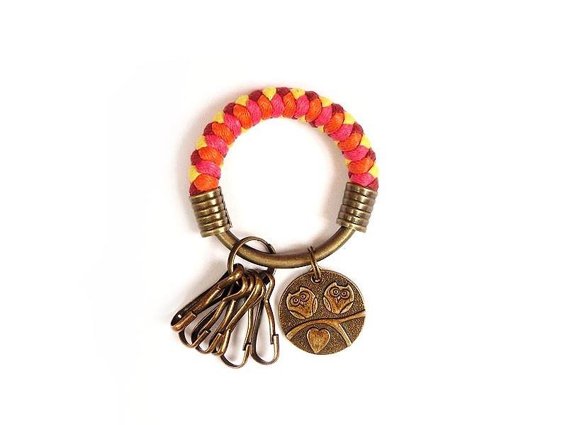 [UNA-Yona Handmade] Key ring (small) 5.3CM Peach+ orange + wine red + yellow + double owl round brand hand-woven wax rope hoop customized - ที่ห้อยกุญแจ - โลหะ หลากหลายสี