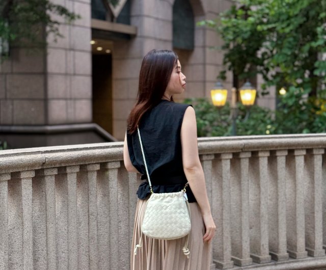 Second hand Bottega Veneta BV dumpling bag crossbody bag Shop autrefois hk Messenger Bags Sling Bags Pinkoi