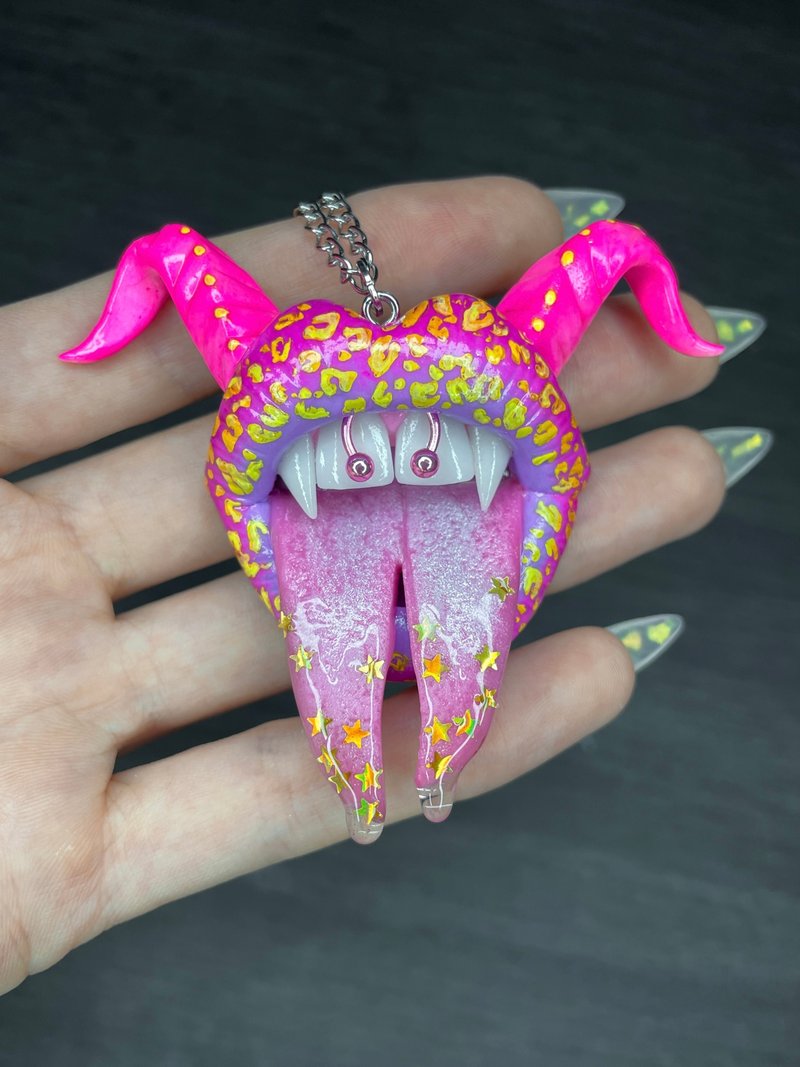 Pendant. Pink lips with yellow spots. - 項鍊 - 黏土 