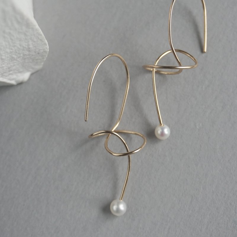 Exclusively designed round freshwater pearl earrings gold-infused earrings 14Kgf - ต่างหู - ไข่มุก ขาว