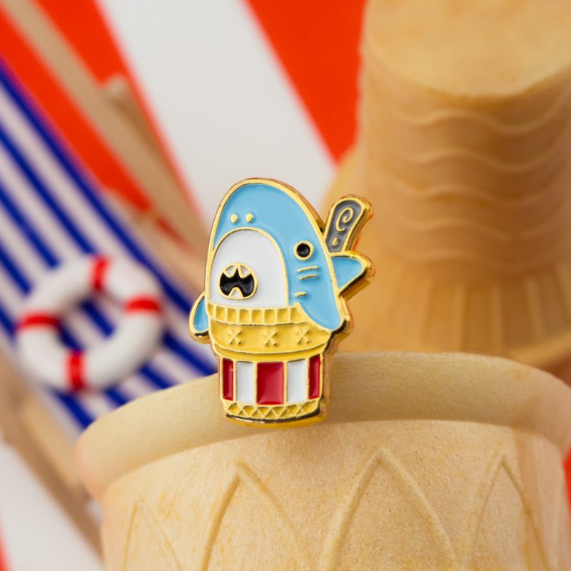 Shark Sundae Enamel Pin 鲨鱼雪糕胸针 - 胸針 - 其他金屬 
