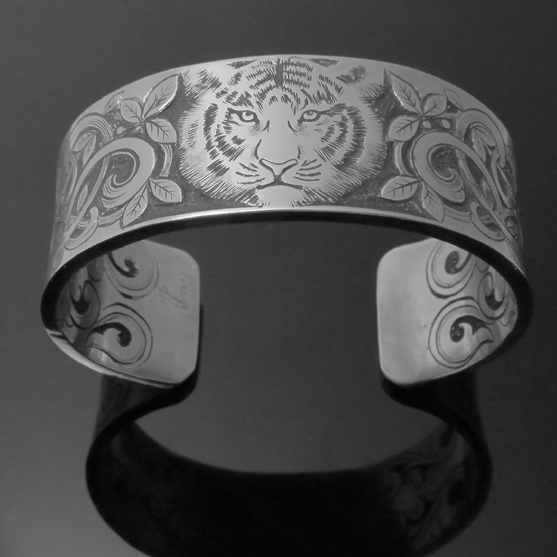 Handmade metal micro-carved tiger pattern bracelet / 999 sterling silver / handmade - สร้อยข้อมือ - โลหะ สีเงิน