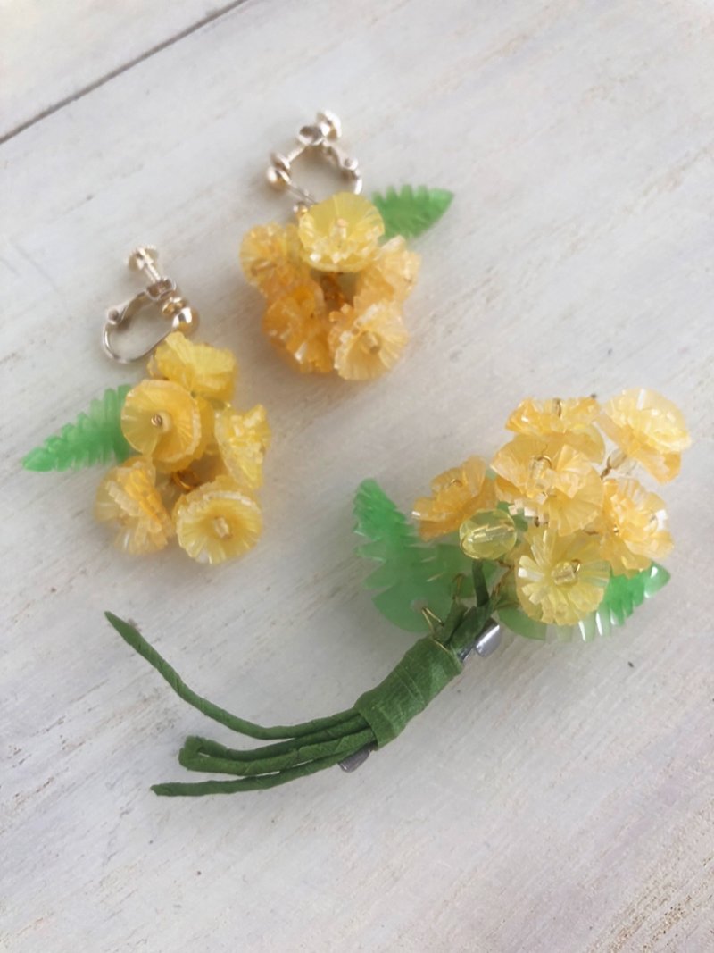 Mimosa flower earrings and brooch set - ต่างหู - พลาสติก สีเหลือง