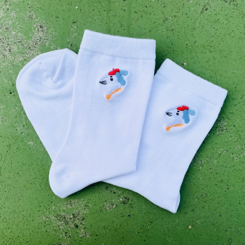 Embroidered Cotton Socks | Dog in Painter's Hat | White - ถุงเท้า - ผ้าฝ้าย/ผ้าลินิน ขาว