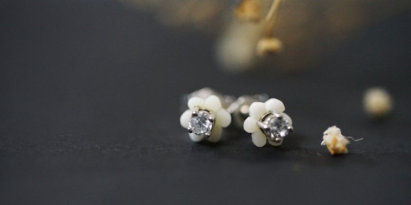 純手工製作白珊瑚耳釘 - 耳環/耳夾/耳骨夾 - 寶石 多色