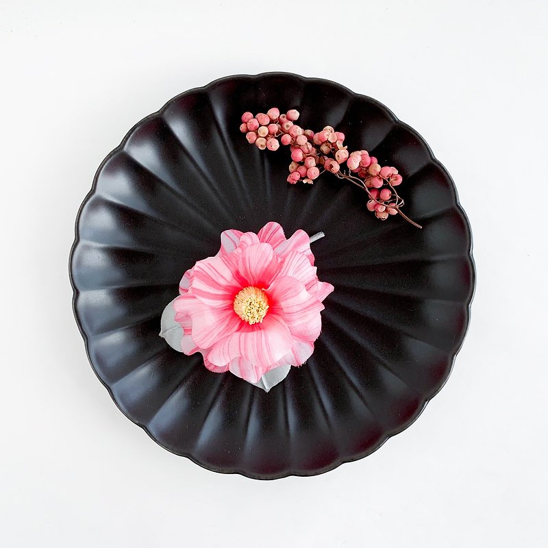 Corsage: 咲 椿 (variegated) - เข็มกลัด/ข้อมือดอกไม้ - ผ้าไหม หลากหลายสี