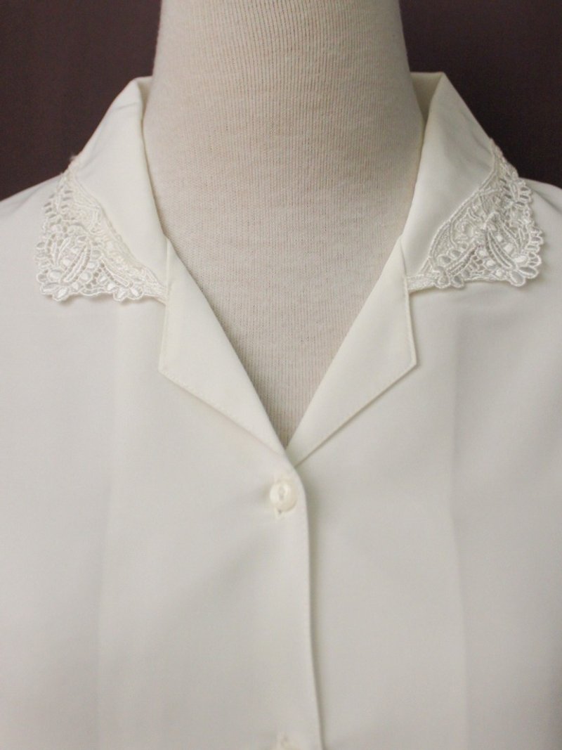  復古日本製典雅蕾絲花朵刺繡翻領白色長袖古著襯衫 - 恤衫 - 聚酯纖維 白色