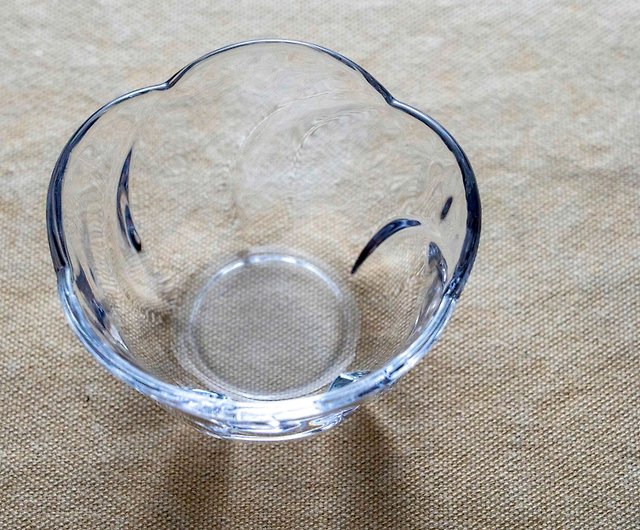 日本 SOGA GLASS 9cm 桜ガラス皿 未使用 台湾 送料無料 - ショップ littlefleamarket 皿・プレート - Pinkoi