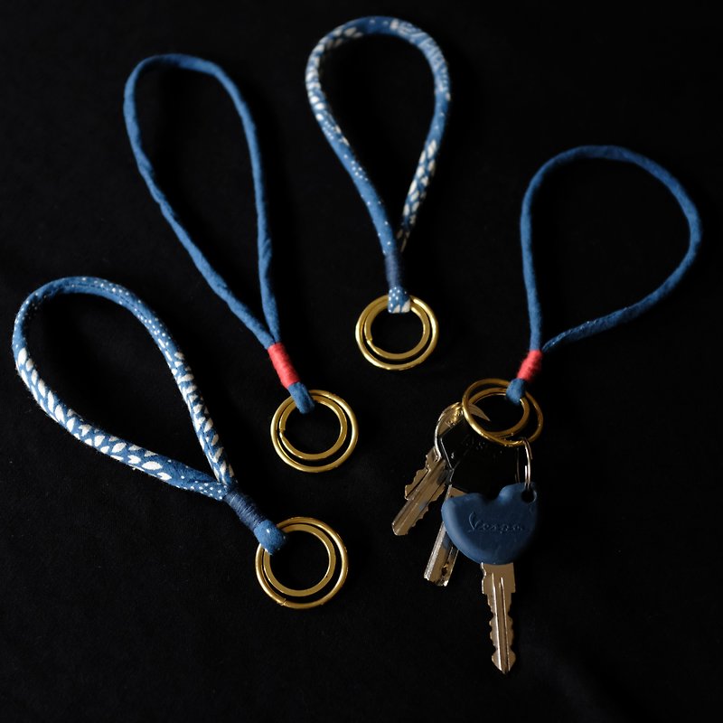 Plant dyed indigo dyed hand-twisted thick cotton rope Bronze double buckle ring can be hand-held key ring - Keychains - Cotton & Hemp 