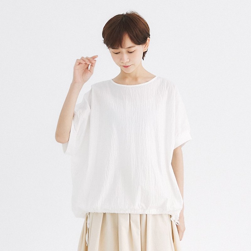 【Simply Yours】Fresh wrinkled fabric top white F - Women's T-Shirts - Cotton & Hemp White