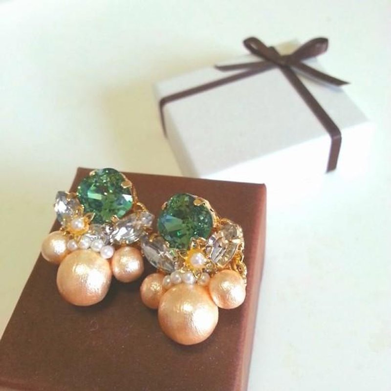 Swarovski and cotton pearl elegant earrings green - ต่างหู - โลหะ สีเขียว
