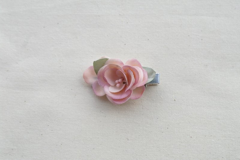 かわいい素朴なピンクの花のヘアクリップ - ヘアアクセサリー - コットン・麻 ピンク