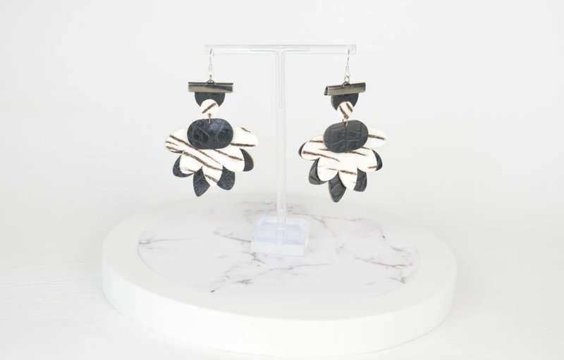 Earrings in Animal Print Back and White Genuine Salvaged Recycled Leather - 耳環/耳夾/耳骨夾 - 真皮 黑色