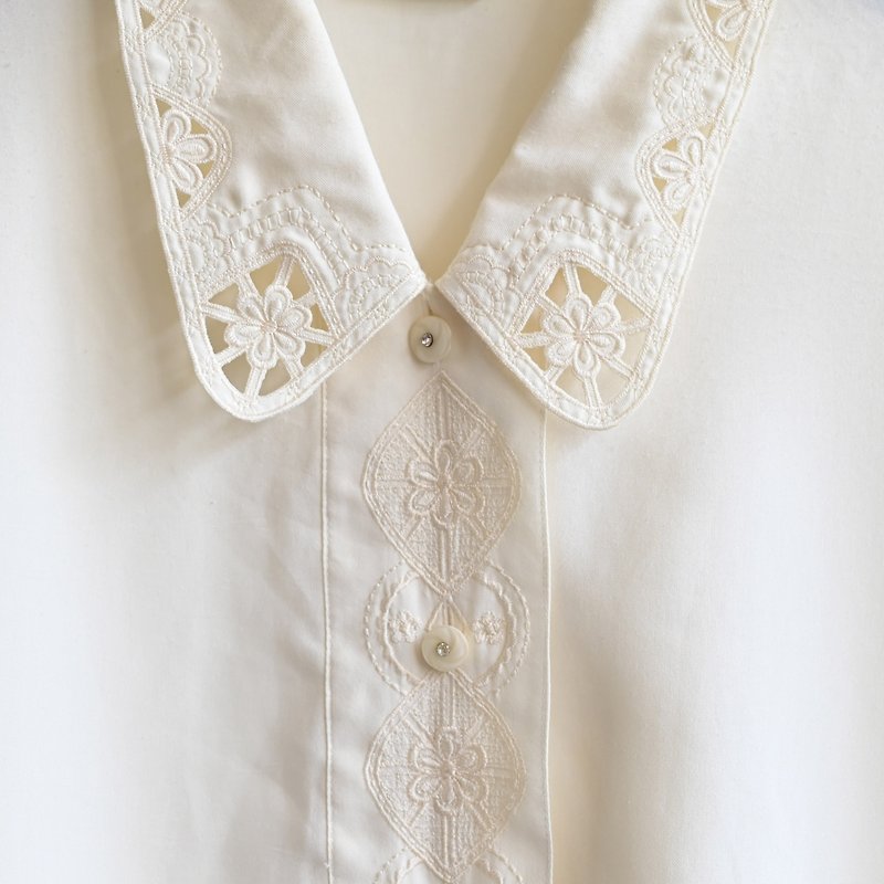 [Egg Plant Vintage] Heavenly Clouds and Sea Embroidered Short Sleeve Vintage Shirt - เสื้อเชิ้ตผู้หญิง - ไฟเบอร์อื่นๆ 