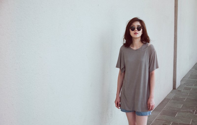 Avi Deconstructed Asymmetric T-shirt - เสื้อยืดผู้หญิง - ผ้าฝ้าย/ผ้าลินิน สีกากี