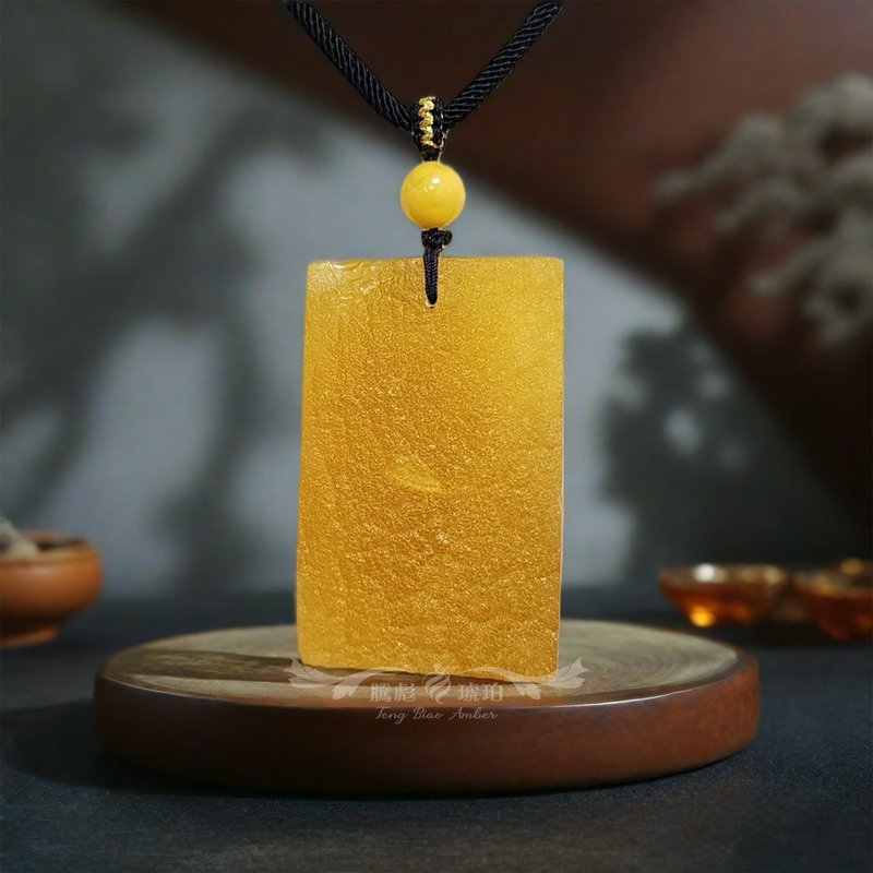 天然琥珀蜜蠟 金絞意境蜜蠟 類無事牌掛件 精品留皮 項鍊墜 - 項鍊 - 半寶石 黃色