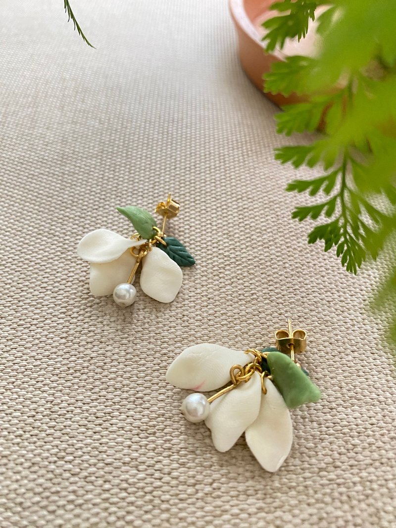 Handmade earrings. Resin clay earrings. Earrings. Jewelry - ต่างหู - ดินเหนียว ขาว