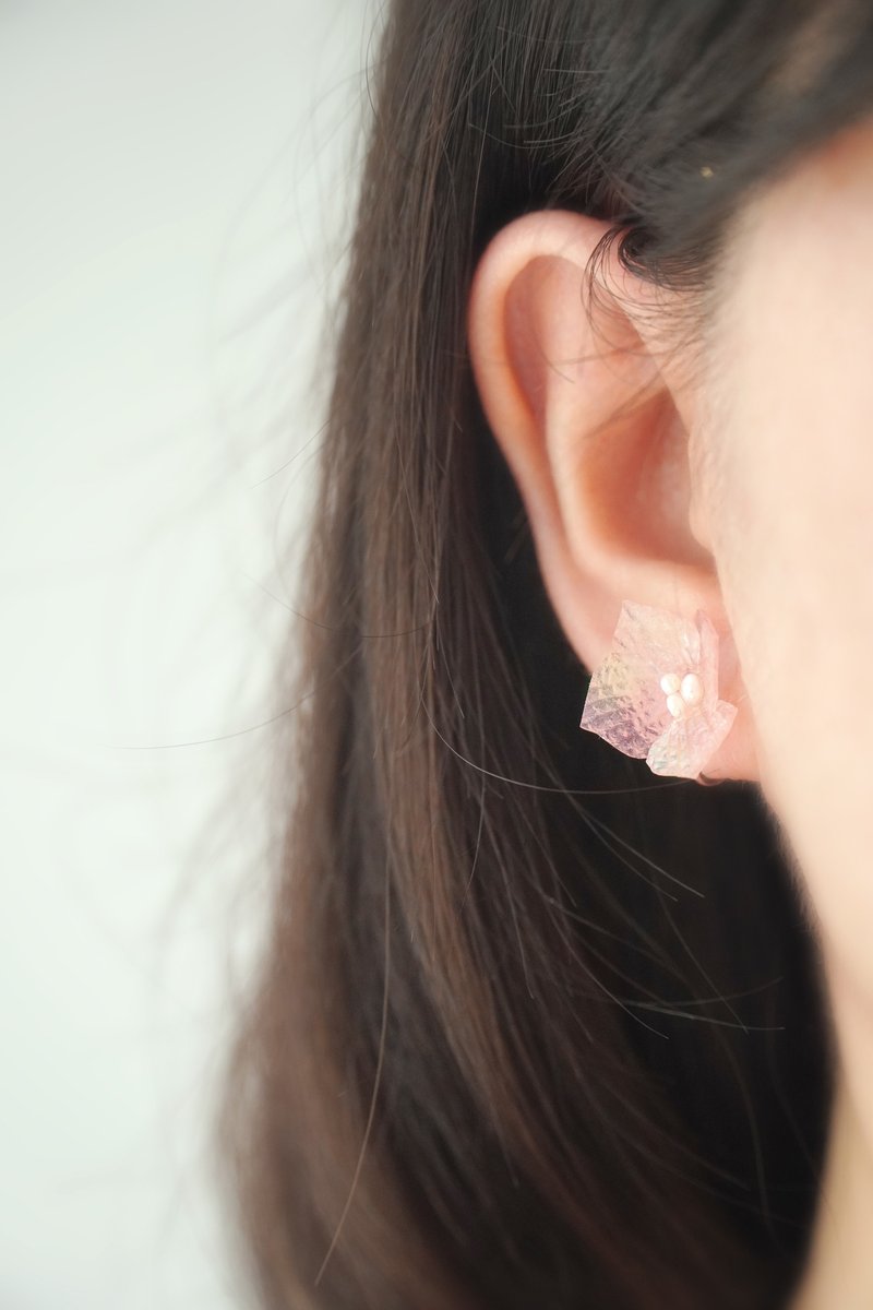 /Fiore/ Soft Resin Hydrangea Earrings/Clip on (Iridescent pink) - Earrings & Clip-ons - Resin Pink