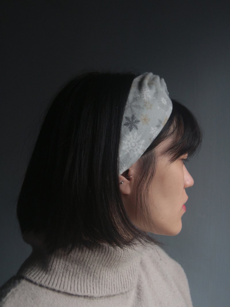 Mist Blue Snowflake Flannel Handmade Cross Headband - ที่คาดผม - เส้นใยสังเคราะห์ สีน้ำเงิน