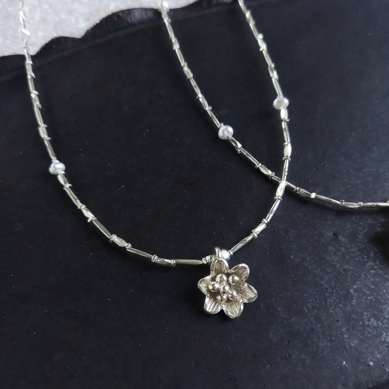 Karen Silver Flower Necklace S - สร้อยคอ - เงิน สีเงิน