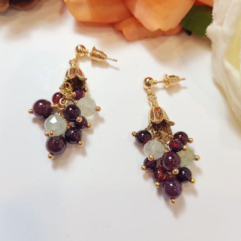 AgIo. Pomegranate/prehnite Stone cut. Designer earrings - ต่างหู - คริสตัล 