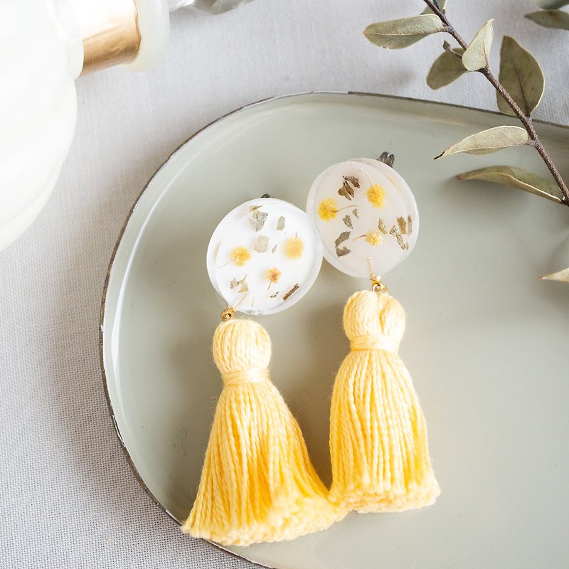 mimosa/tassel earrings - ต่างหู - เรซิน สีเหลือง