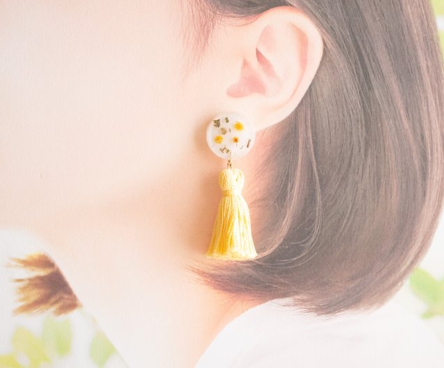 ミモザ/タッセルピアス - ショップ schaf ピアス・イヤリング - Pinkoi