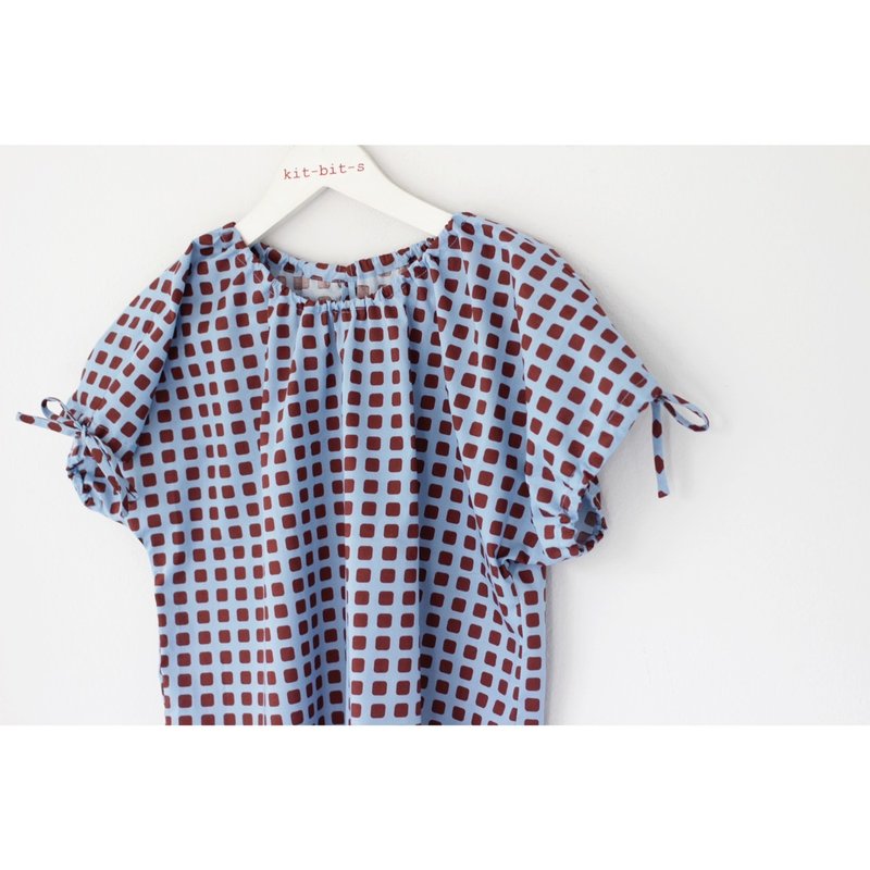 Blue shirt with a brown square pattern and a bow at the neck and sleeves - 女上衣/長袖上衣 - 棉．麻 