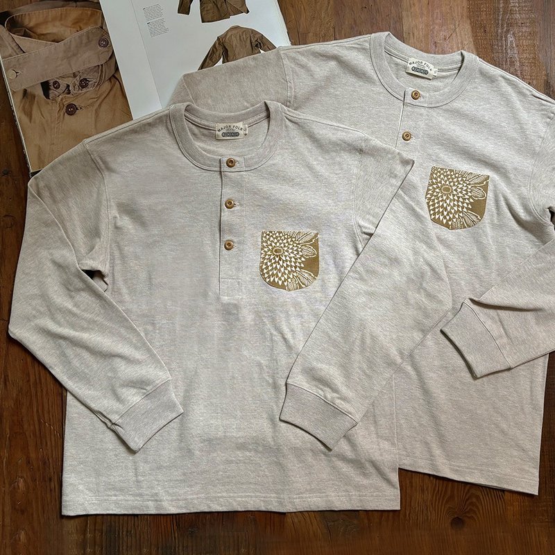 MajorFolk 型染花紋口袋 原胚色全棉重磅日系復古男長袖亨利領T恤 - 男 T 恤 - 棉．麻 