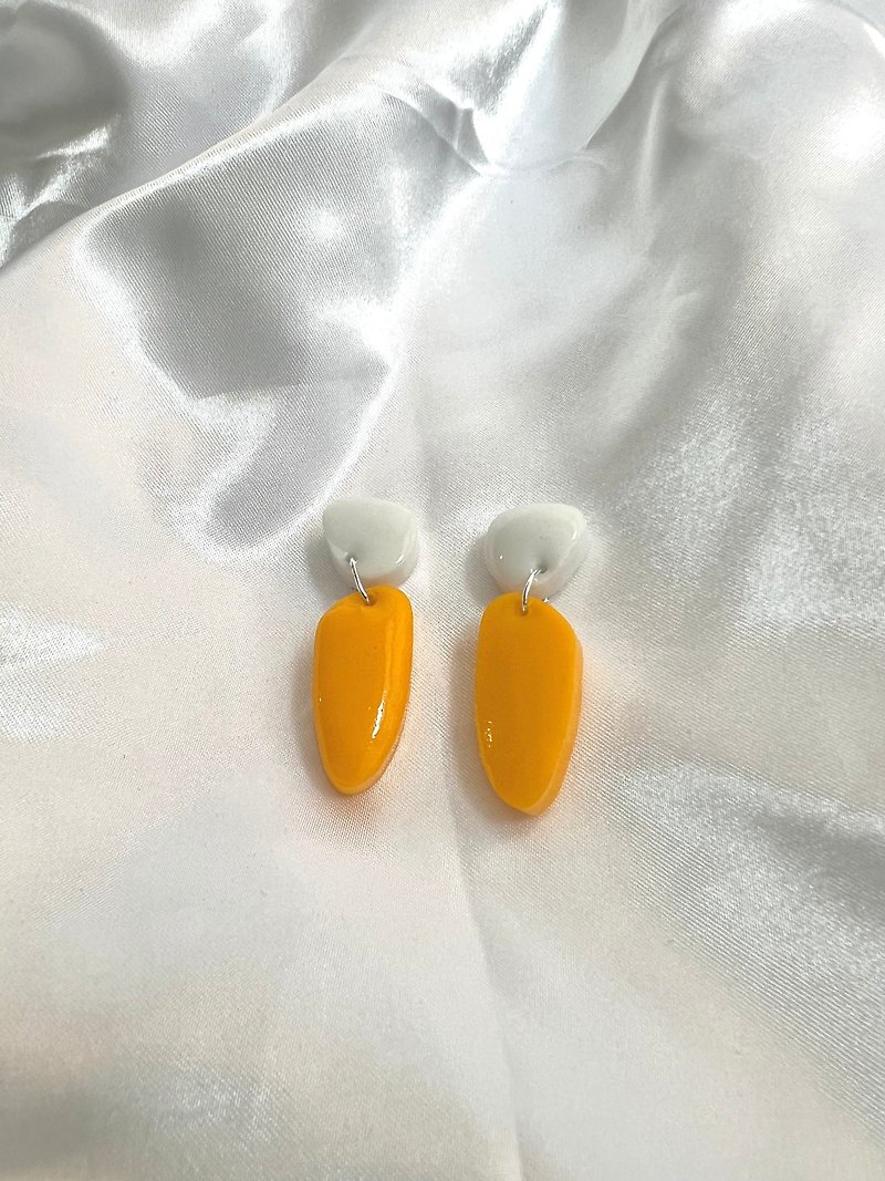 白と黄色の樹脂製イヤリング - ピアス・イヤリング - レジン オレンジ