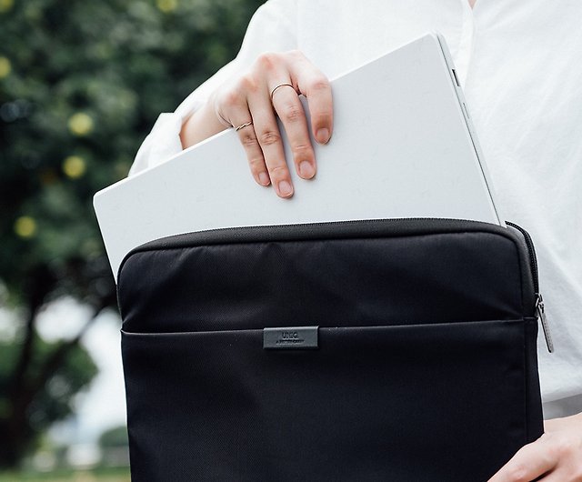 Black nylon 16 laptop sleeve