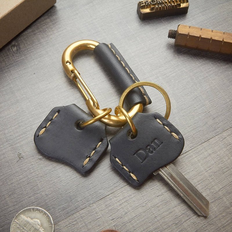 พวงกุญแจ Carabiner ทองเหลืองหุ้มหนัง พร้อมด้วยปลอกกุญแจหนัง สามารถสลักชื่อได้ฟรี - ที่ห้อยกุญแจ - หนังแท้ สีดำ