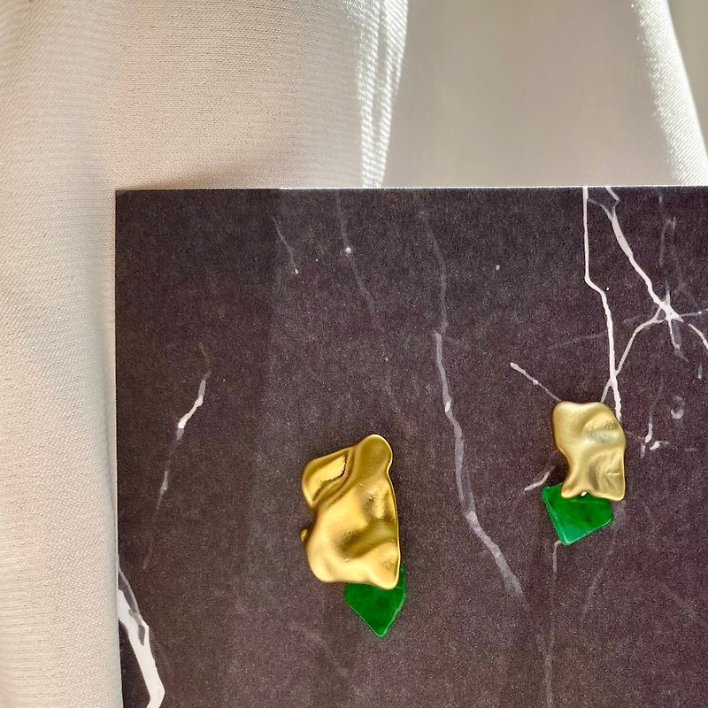 Gilt time. Asymmetric Spicy Green Jadeite Earrings the time past by jade earrings