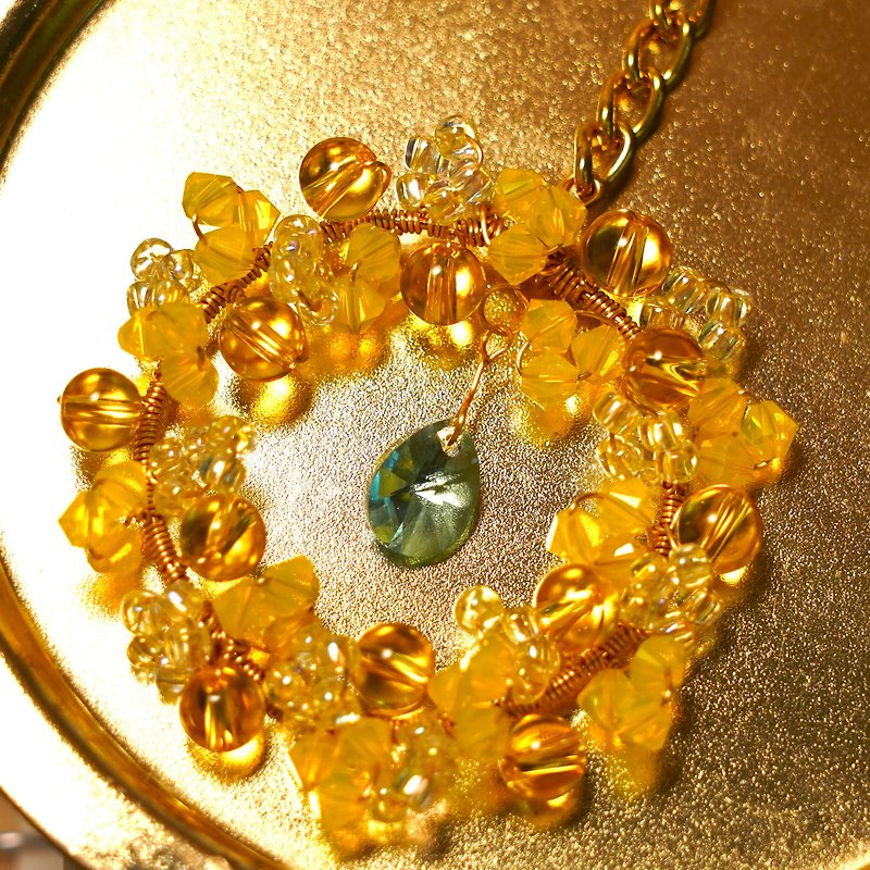 Acacia pendant/necklace - สร้อยคอ - วัสดุอื่นๆ สีเหลือง