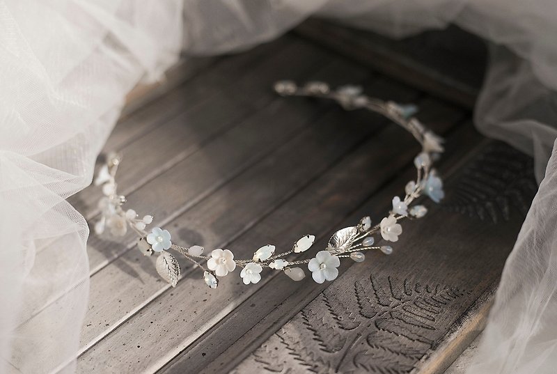 Opal flower hair wreath, Bridal floral halo, Flexible wedding headband - เครื่องประดับผม - ดินเหนียว ขาว