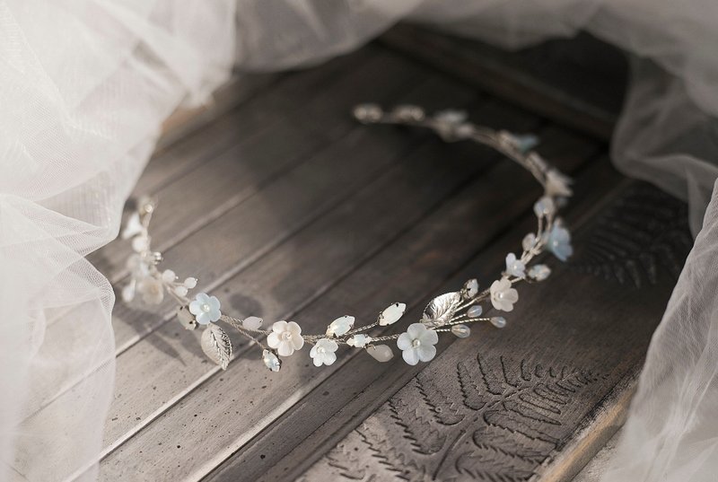 Opal flower hair wreath, Bridal floral halo, Flexible wedding headband - 髮夾/髮圈 - 黏土 白色