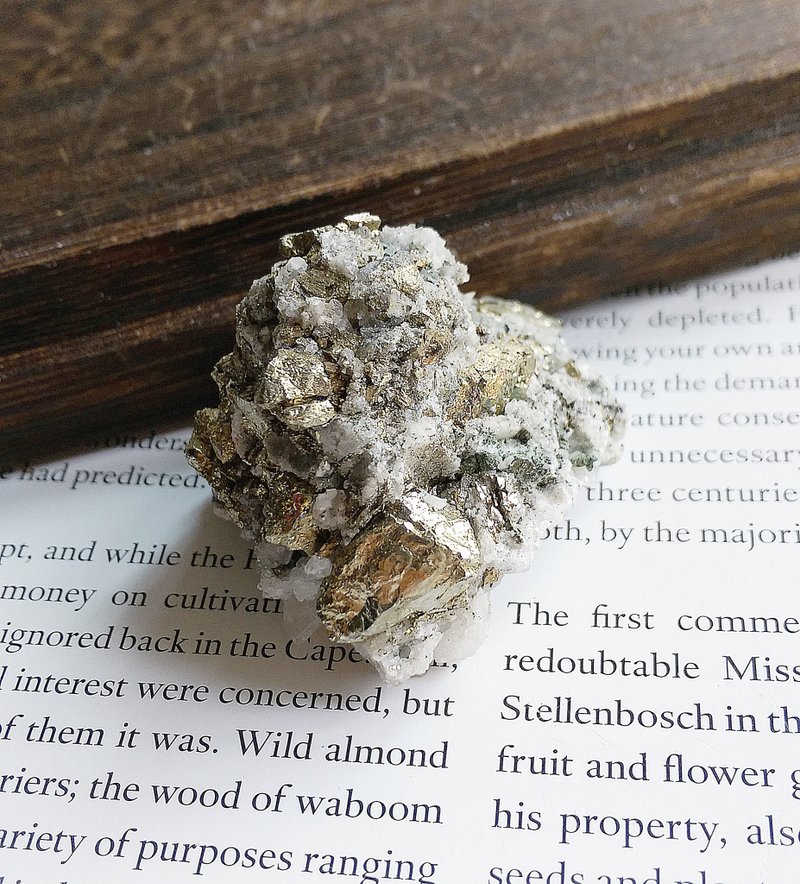 Quartz with Chalcopyrite 湖北 水晶 黃銅礦共生 天然礦石 原礦 - 擺飾/家飾品 - 其他材質 