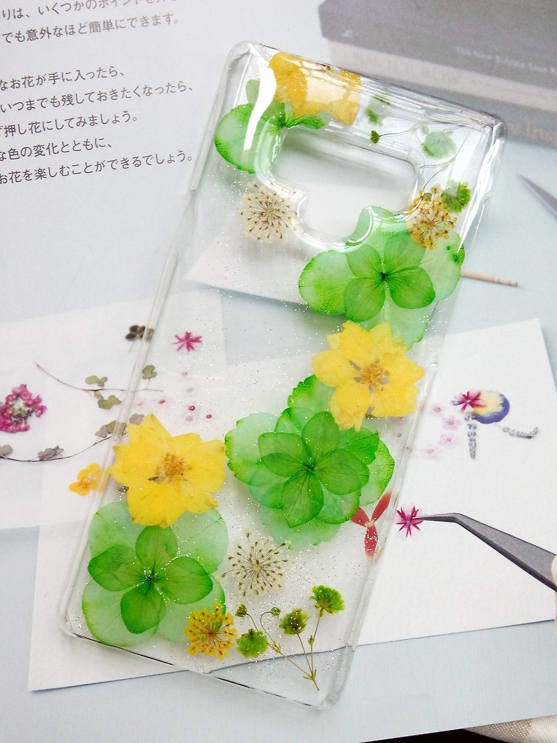 Pressed flowers phone case, Green - เคส/ซองมือถือ - พลาสติก สีเขียว