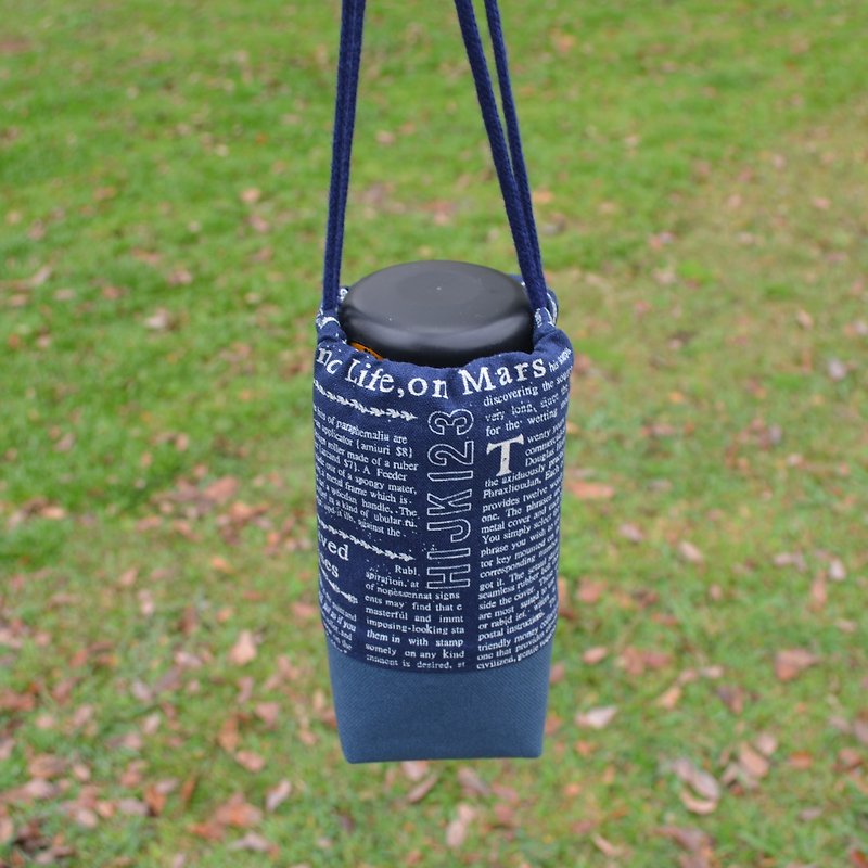 英文書報束口環保杯袋 飲料提袋 保溫瓶提袋 手作 帆布 方便 - 飲料提袋/杯袋/杯套 - 棉．麻 藍色