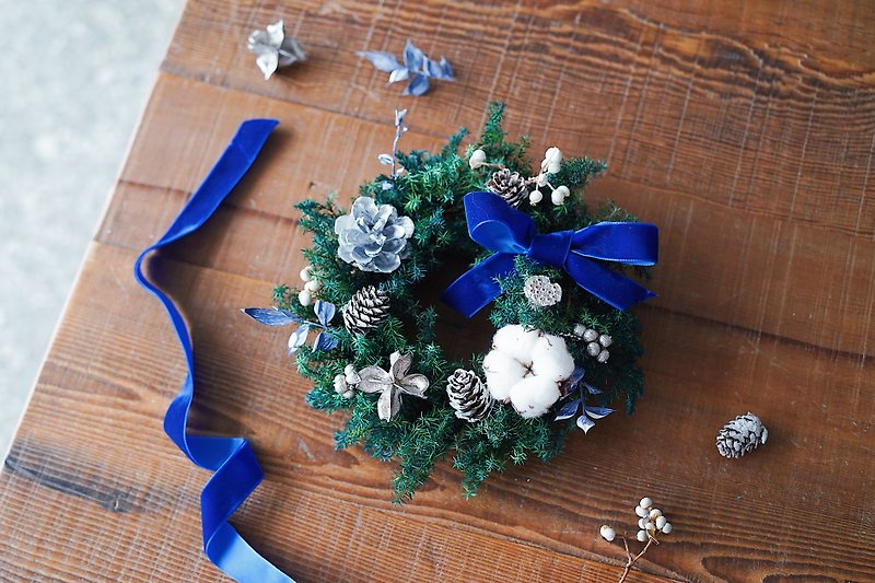 【GOODLILY flower】Starry Blue Everlasting Christmas Wreath - ช่อดอกไม้แห้ง - พืช/ดอกไม้ สีน้ำเงิน