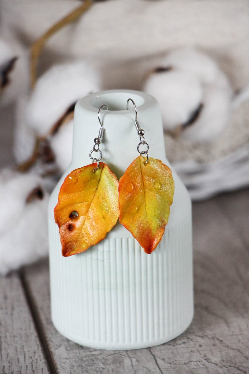 Autumn earrings Yellow earrings Leaf earrings Handmade - 耳環/耳夾/耳骨夾 - 黏土 橘色