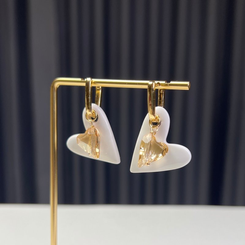 Urban Chic 白磁クリスタルピアス Amber Heart クリスマス パーティー ギフト ラッピング - ピアス・イヤリング - 磁器 ホワイト