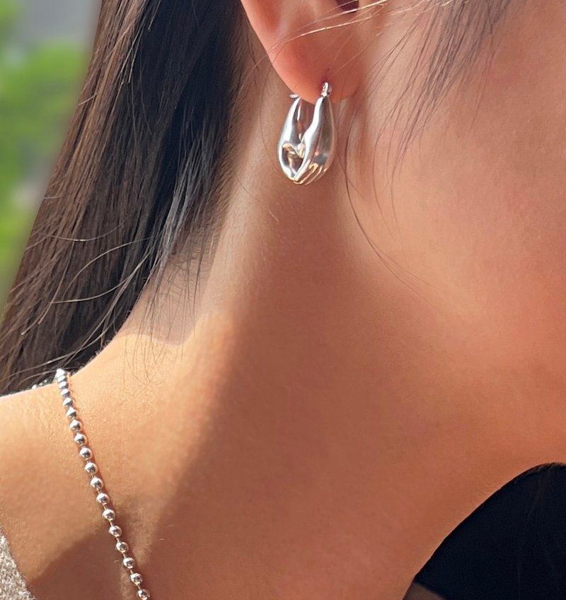 (925 Sterling Silver) Heart Hands Earrings - 耳環/耳夾/耳骨夾 - 純銀 銀色