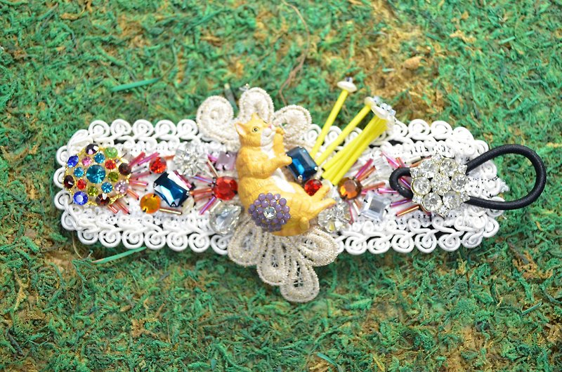 TIMBEE LO Brown Cat Hand Strap Beaded Embroidered Crystal Gemstone Pearl Rubber Band Button Elastic CAT Cat - สร้อยข้อมือ - เครื่องเพชรพลอย หลากหลายสี